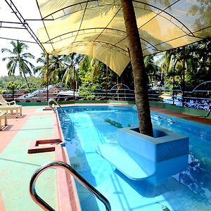 Oyo 2440 Palm Grove